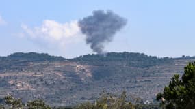 Une photo prise dans le village frontalier de Tayr Harfa, dans le sud du Liban, montre de la fumée s'élevant d'une colline près du village d'Al-Bustan après une frappe israélienne, le 3 novembre 2023;