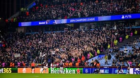 Les supporters parisiens dans le parcage visiteurs de Villa Park, le 16 avril 2025