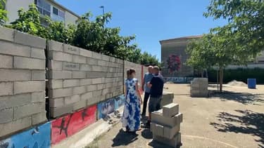 Un mur en construction dans une école, à Arles