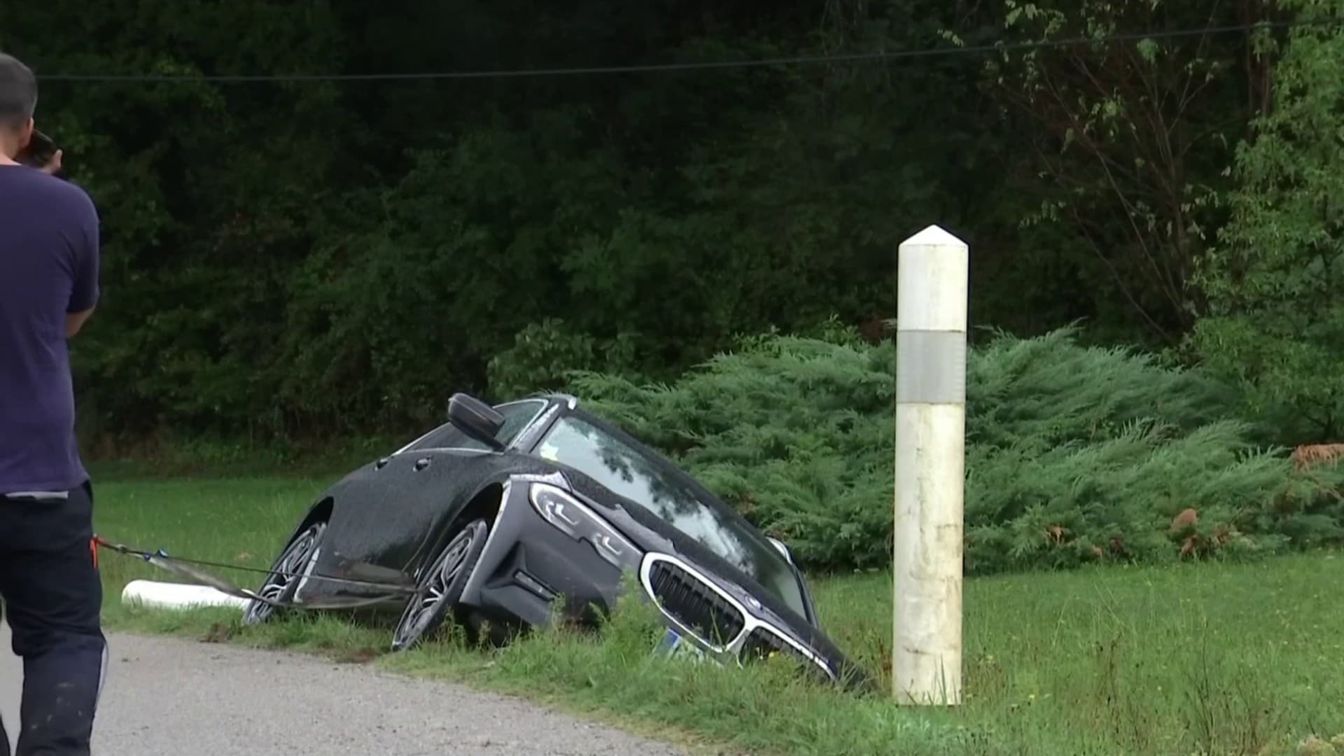Une voiture accidentée sur le bas-côté d'une route de la Drôme, après les inondations de ce lundi.