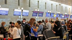 Des voyageurs aux comptoirs d'enregistrement à l'aéroport Ben Gourion, le 21 décembre 2021 à Tel Aviv, en Israël
