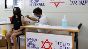Une femme se faisant vacciner à Tel-Aviv en Israël, le 5 juillet 2021