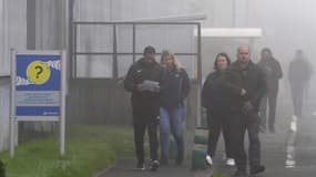 Des ouvriers manifestent après une réunion à l'usine Michelin de Cholet, dans le Maine-et-Loire, le 5 novembre 2024