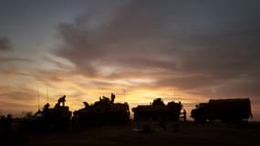 Des véhicules blindés de transport de troupes s'arrêtent pour la nuit dans la région de Soum, dans le nord du Burkina Faso, le 9 novembre 2019, lors d'une opération conjointe avec la force du G5 Sahel  (PHOTO D'ILLUSTRATION)