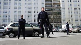 Des policiers patrouillent à Sevran (93), vendredi 12 avril