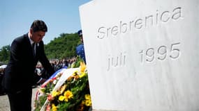 Le Premier ministre croate Zoran Milanovic au mémorial de Potocari, à quelques kilomètres de Srebrenica. Des milliers de musulmans bosniaques ont assisté mercredi aux obsèques de 520 hommes et jeunes garçons musulmans tués et jetés dans des charniers lors