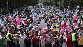 Des milliers de Mexicains ont manifesté contre Donald Trump dimanche.