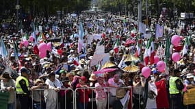 Des milliers de Mexicains ont manifesté contre Donald Trump dimanche.