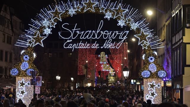 À Strasbourg, les guirlandes du sapin du le marché de Noël pourrait être éteintes plus tôt (photo d'illustration).