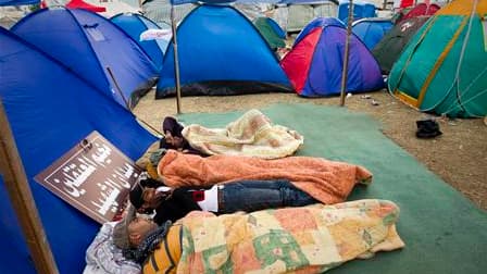 Tentes montées place de la Perle à Manama. Quelque 10.000 manifestants, dont 1.500 professeurs en grève, étaient encore réunis lundi place de la Perle à Manama, lieu symbolique de la contestation à Bahreïn, pour réclamer un changement de gouvernement. /Ph