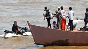 Des plongeurs étaient à la recherche jeudi de corps dans le fleuve du Mékong après le crash d'un avion de la compagnie publique laotienne.