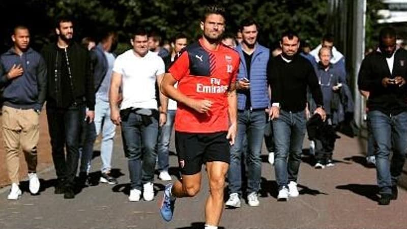 Olivier Giroud en petits foulées devant le XV de France