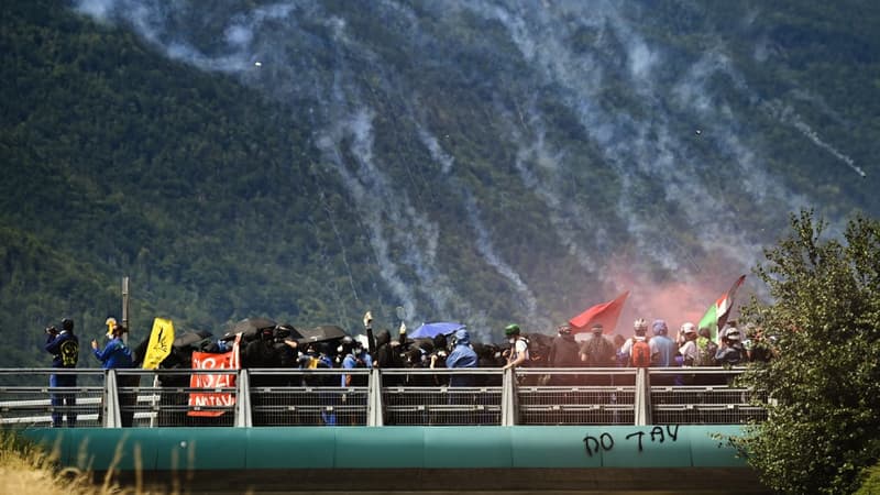 Des manifestants lors d'une manifestation contre la construction d'une ligne ferroviaire à grande vitesse entre Lyon et Turin, à La Chapelle, près de Modane et de la frontière italienne, le 17 juin 2023.