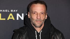 Le cinéaste et acteur français Mathieu Kassovitz pose lors d'un photocall pour la première du film "Ambulance" à Paris le 20 avril 2022.
