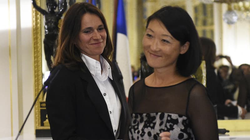 Aurélie Filippetti et Fleur Pellerin lors de la passation de pouvoir rue de Valois, au ministère de la Culture. 