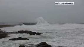 Les premières images des vagues qui frappent les côtes du Finistère, ici à Plobannalec-Lesconil 