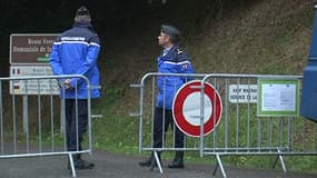 Des gendarmes sur les lieux de la tuerie, un chemin forestier situé sur la commune de Chevaline, en Haute-Savoie.
