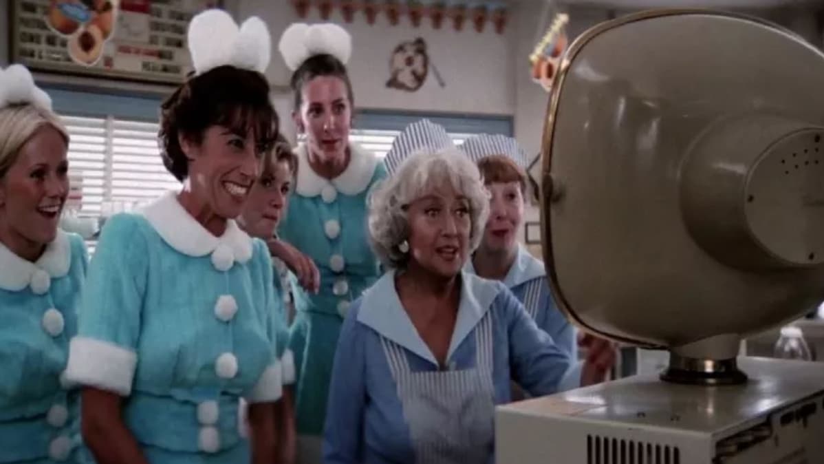 La soeur de John Travolta (brune au premier plan) dans le film Grease La soeur de John Travolta (brune au premier plan) dans le film Grease