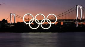 Un pont illuminé des anneaux olympiques