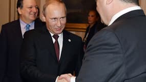 Vladimir Poutine, président russe, et son homologue Petro Porochenko (à droite) à Milan lors d'un mini-sommet sur l'Ukraine.