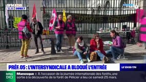 Retraites: la préfecture des Hautes-Alpes bloquée par des manifestants