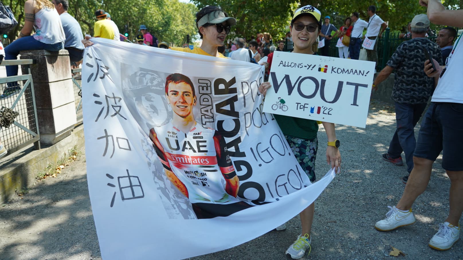 Yu Hua et Lo Yui sur les routes du Tour de France Yu Hua et Lo Yui sur les routes du Tour de France