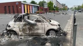 Une carcasse de voiture brûlée mercredi 28 juin à Hem (Nord), après une nuit d'affrontements en réponse à la mort de Nahel, 17 ans, tué d'un tir de police à Nanterre lors d'un contrôle routier.