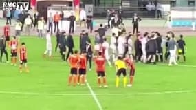 Un arbitre chinois frappe un entraîneur !