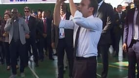 Au Nigeria, Macron s’essaie au basket (et ça n’a pas tout de suite souri)