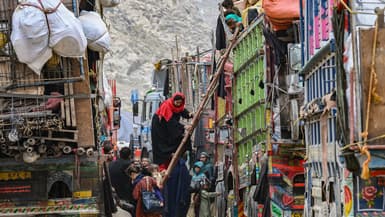 Des réfugiés afghans montent dans un camion alors qu'ils se préparent à partir pour l'Afghanistan, dans un centre de rétention à Landi Kotal, le 1er novembre 2023. Des centaines de milliers d'Afghans vivant au Pakistan sont menacés de détention et d'expulsion le 1er novembre, la date limite fixée par le gouvernement pour leur départ ayant déclenché un exode massif.