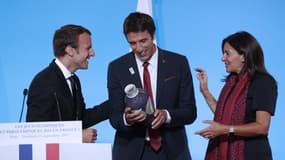 Le Président Emmanuel Macron, le sportif Tony Estanguet et la maire de Paris Anne Hidalgo, le 15 septembre 2017 à l'Elysée. 