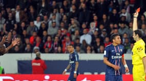 L'arbitre Alexandre Castro expulsant Thiago Silva, le 5 mai dernier au Parc des Princes.