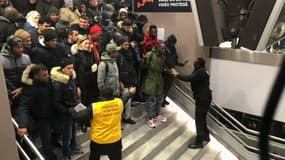 La foule avant l'accès au RER B ce jeudi à la gare du Nord.