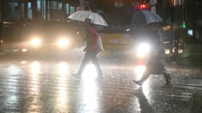 Depuis le début de ces fortes pluies fin juin, une personne a trouvé la mort et plusieurs autres ont été blessées. Ville de Kagoshima sous la pluie le 2 juillet.