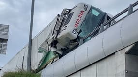 Un poids lourd s'est retrouvé couché sur le rail de sécurité ce dimanche 22 janvier à Nice
