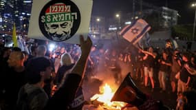 Des Israéliens réclamant le retour des otages enlevés à Gaza se rassemblent alors qu'ils bloquent une route à Tel Aviv le 5 novembre 2024.