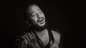 Slimane dans la vidéo de sa reprise de "Voilà"
