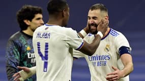La joie de l'attaquant français du Real Madrid, Karim Benzema, félicité par le défenseur autrichien David Alaba, après son triplé contre le Paris Saint-Germain, lors du 8e de finale retour de la Ligue des Champions, le 9 mars 2022 au Stade Santiago Bernabeu