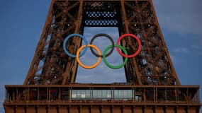 Les anneaux olympiques sur la Tour Eiffel, à Paris le 18 juillet 2024