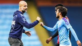 Pep Guardiola et David Silva après Manchester City-Bournemouth, le 15 juillet 2020