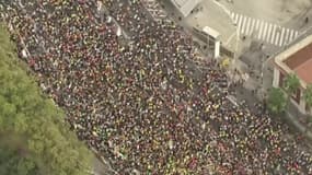 Catalogne: les rues de Barcelone envahies par une foule impressionnante de manifestants 