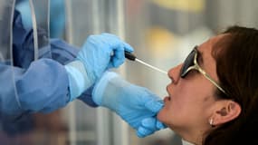 Un soignant pratique un test du coronavirus à une femme à Mexico, le 25 mai 2020.