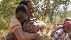 Chiwetel Ejiofor et Mawell Simba dans "Le Garçon qui dompta le vent"