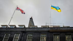 Drapeaux britannique (g) et ukrainien flottent côte à côte sur le toit du 10 Downing Street, à Londres, le 25 février 2022