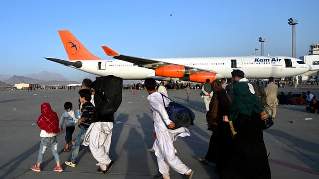 Famille afghane à l'aéroport de Kaboul.