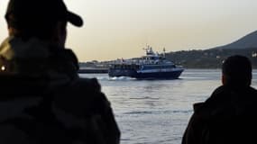 Un petit ferry turc transporte les migrants qui sont expulsés vers la Turquie depuis le port grec de Mytilène, le 4 avril 2016.