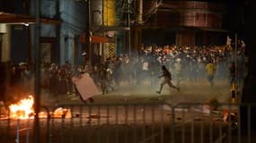 Manifestation anti-gouvernementale à Fortaleza. Dans une allocation télévisiée, la présidente du Brésil, Dilma Rousseff, a promis vendredi d'entamer un dialogue avec le mouvement de contestation qui ébranle le pays depuis huit jours, et a annoncé des réfo