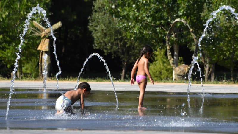 Des enfants se rafraîchissent à Montpellier, le 16 juin 2017