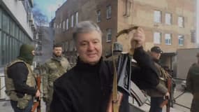 L'ancien président Petro Porochenko armé dans les rues de Kiev le 25 février 2022