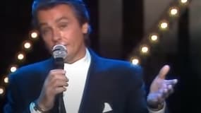 Alain Delon en 1987 à la télévision, en train de chanter sa chanson "Comme au cinéma"
